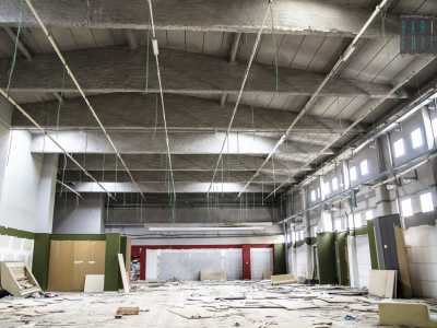 Entriamo in un secondo vano: dal soffitto pende una miriade di fili elettrici colorati 